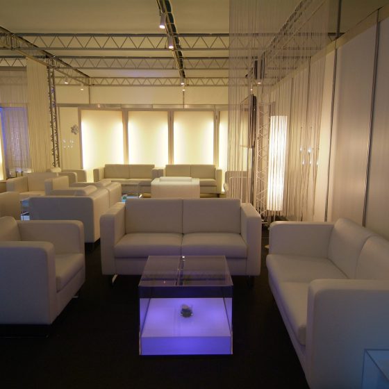 Lounge avec tables lumineuses à LED