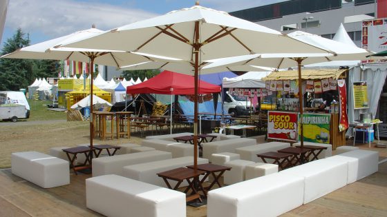 Location de parasols et de banquettes pour soirées